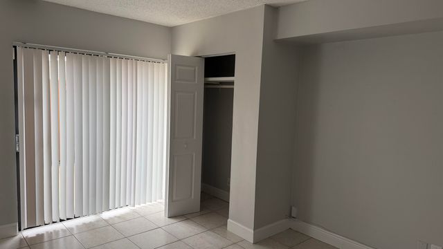 882 Springdale Circle 88-b, Palm Springs, FL 33461