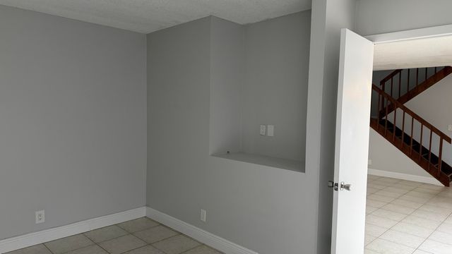 882 Springdale Circle 88-b, Palm Springs, FL 33461