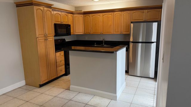 882 Springdale Circle 88-b, Palm Springs, FL 33461