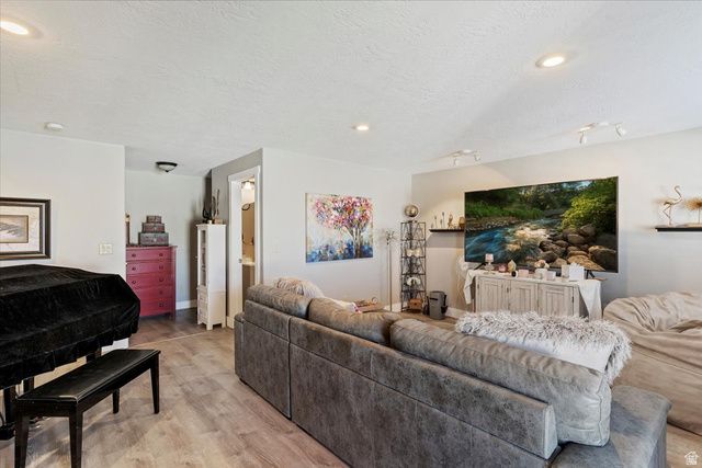 2064 S ORCHARD DR, Bountiful, UT 84010