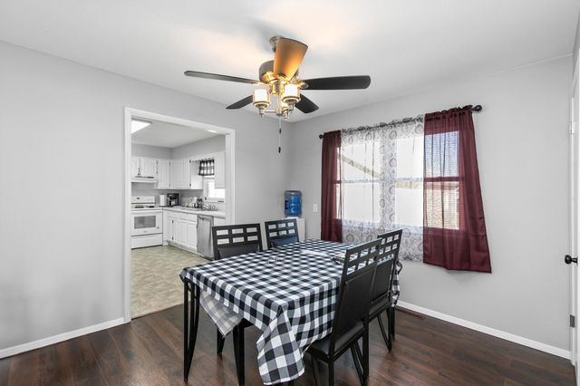 2024 N 4th Avenue E, Newton, IA 50208