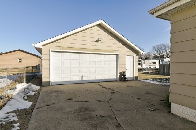 2024 N 4th Avenue E, Newton, IA 50208