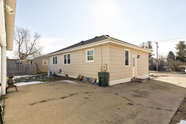 2024 N 4th Avenue E, Newton, IA 50208