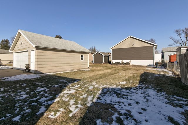 2024 N 4th Avenue E, Newton, IA 50208