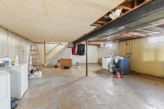 2024 N 4th Avenue E, Newton, IA 50208