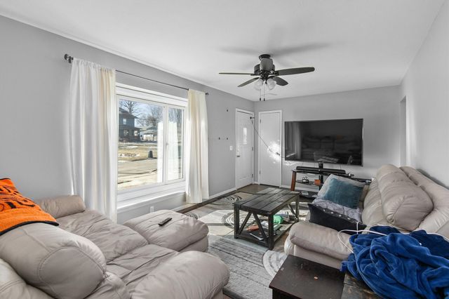 2024 N 4th Avenue E, Newton, IA 50208