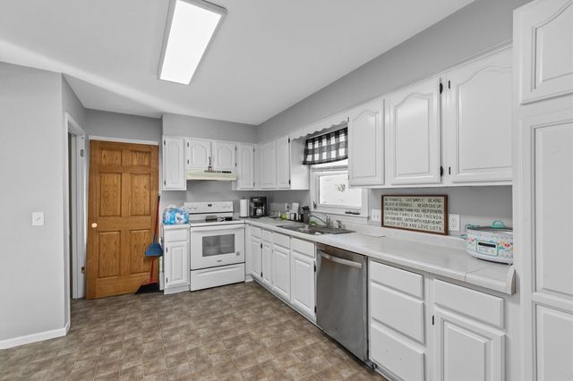 2024 N 4th Avenue E, Newton, IA 50208