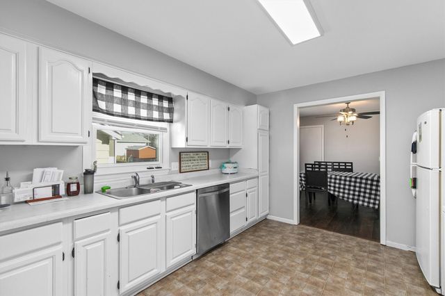 2024 N 4th Avenue E, Newton, IA 50208