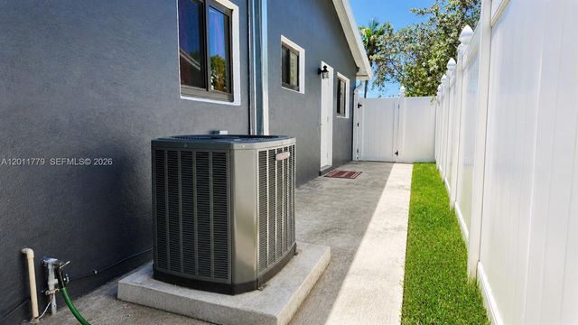 6701 Pershing St, Hollywood, FL 33024