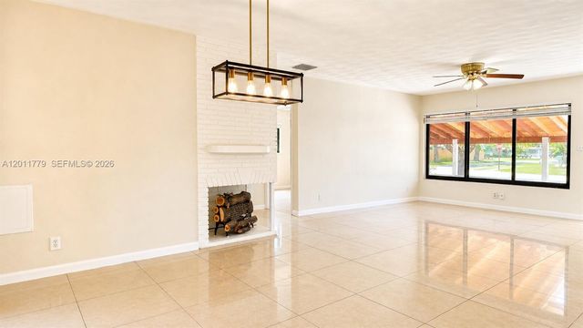 6701 Pershing St, Hollywood, FL 33024
