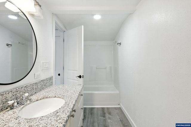 10095 SW 82nd Av, Portland, OR 97223