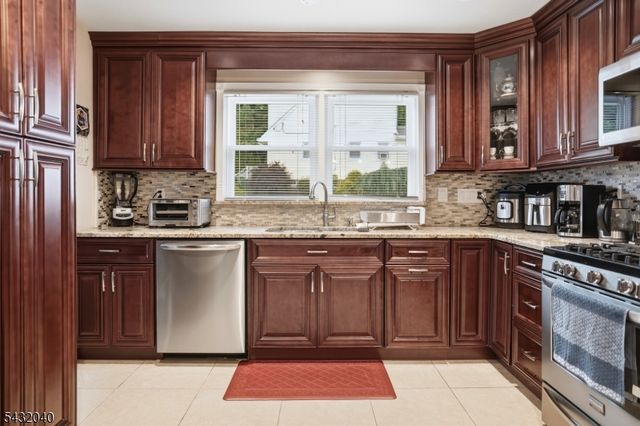 31 Knoble Pl, Hawthorne Boro, NJ 07506