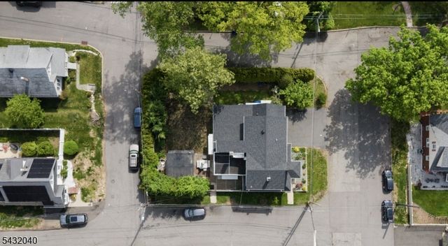 31 Knoble Pl, Hawthorne Boro, NJ 07506