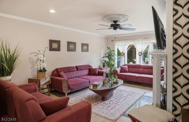 31 Knoble Pl, Hawthorne Boro, NJ 07506