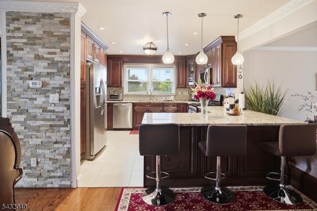 31 Knoble Pl, Hawthorne Boro, NJ 07506