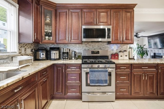 31 Knoble Pl, Hawthorne Boro, NJ 07506