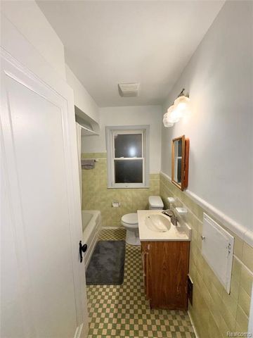 15050 Camden Avenue, Eastpointe, MI 48021