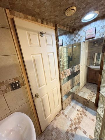 15050 Camden Avenue, Eastpointe, MI 48021