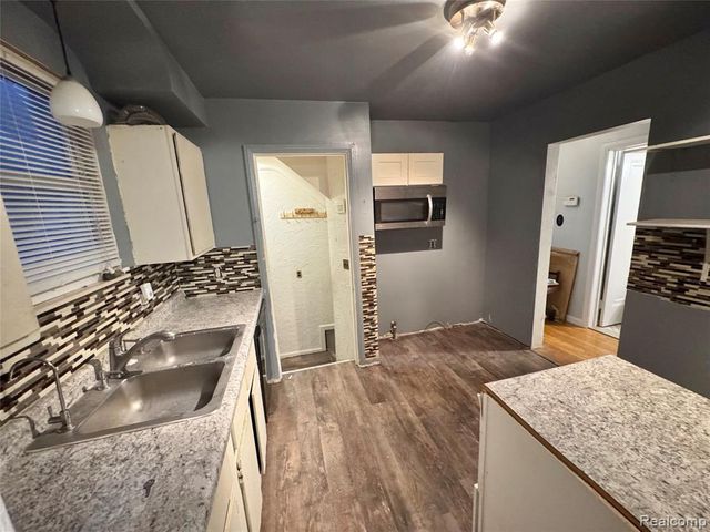 15050 Camden Avenue, Eastpointe, MI 48021