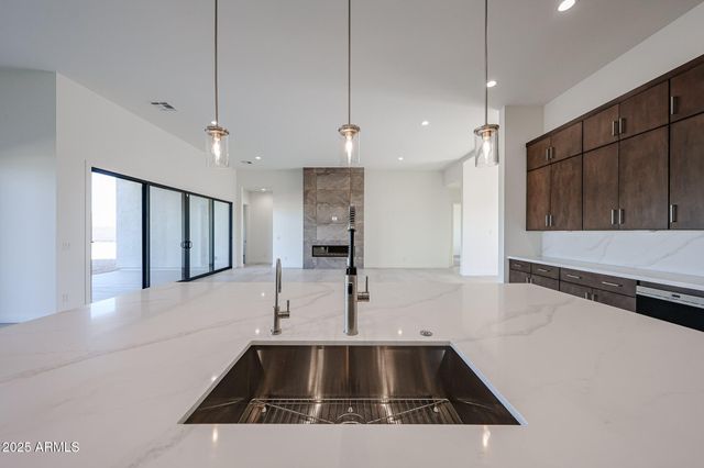 1904 E CREEK CANYON Road, Phoenix, AZ 85086