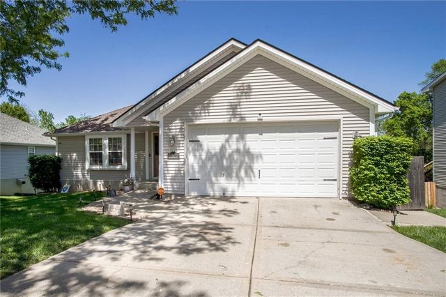 5005 NW Nantucket Drive, Blue Springs, MO 64015