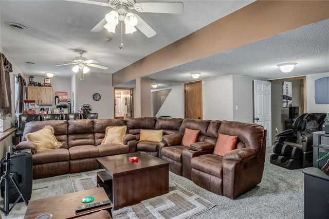 5005 NW Nantucket Drive, Blue Springs, MO 64015