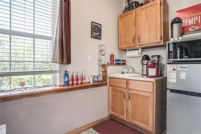 5005 NW Nantucket Drive, Blue Springs, MO 64015