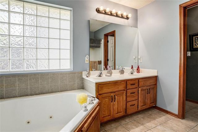 5005 NW Nantucket Drive, Blue Springs, MO 64015