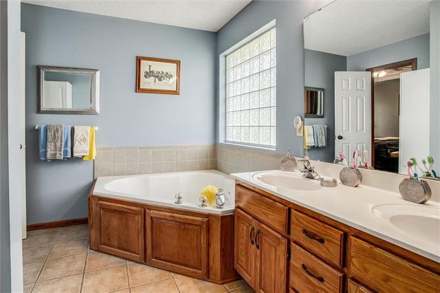 5005 NW Nantucket Drive, Blue Springs, MO 64015