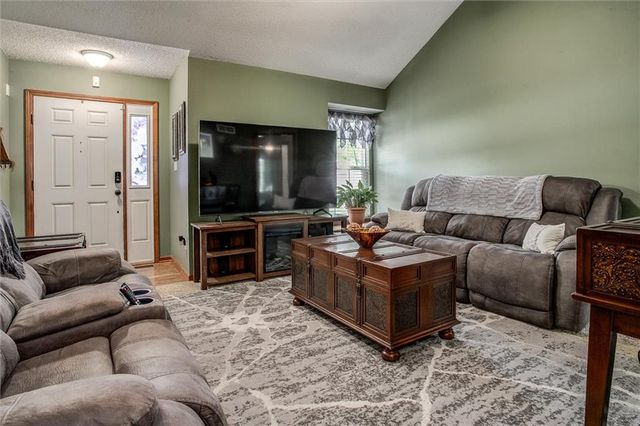 5005 NW Nantucket Drive, Blue Springs, MO 64015