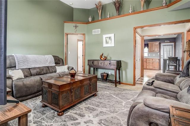 5005 NW Nantucket Drive, Blue Springs, MO 64015