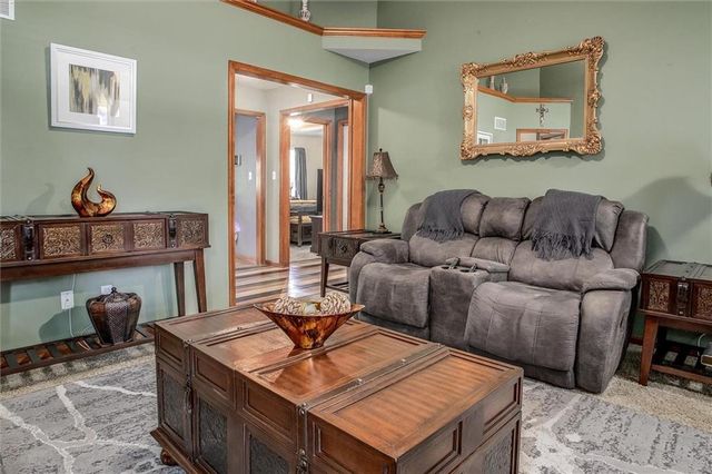 5005 NW Nantucket Drive, Blue Springs, MO 64015