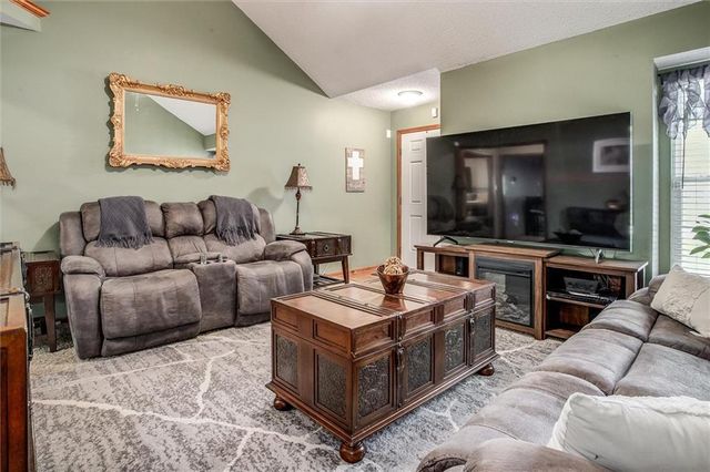 5005 NW Nantucket Drive, Blue Springs, MO 64015