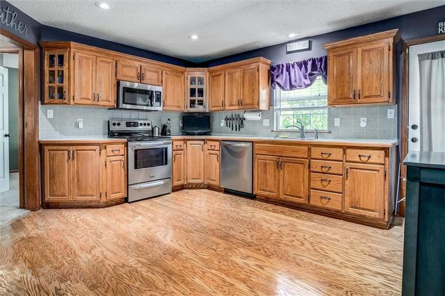5005 NW Nantucket Drive, Blue Springs, MO 64015