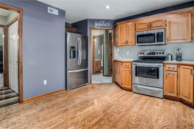 5005 NW Nantucket Drive, Blue Springs, MO 64015