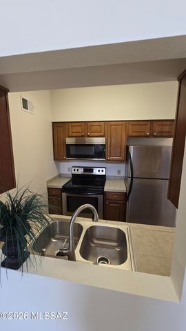 1810 E Blacklidge Dr Apt 825, Tucson, AZ 85719