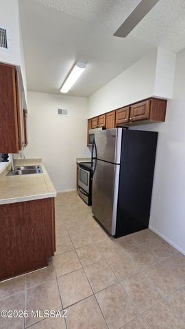 1810 E Blacklidge Dr Apt 825, Tucson, AZ 85719
