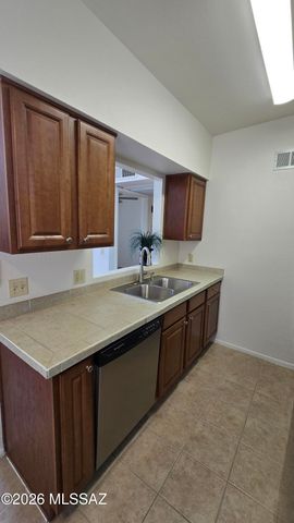 1810 E Blacklidge Dr Apt 825, Tucson, AZ 85719