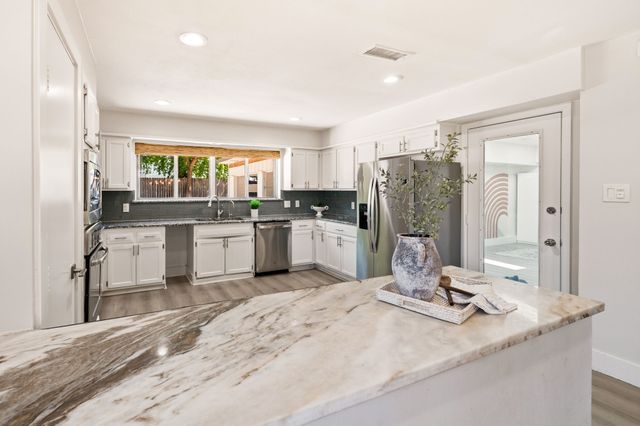 2105 Inverness Drive, Arlington, TX 76012