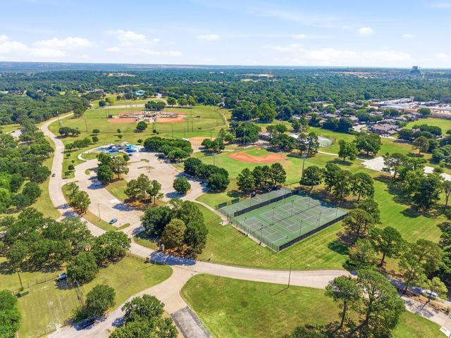 2105 Inverness Drive, Arlington, TX 76012