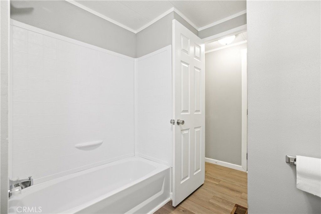 Image 13 of property listing at 826 E Route 66 12, Glendora, CA 91740