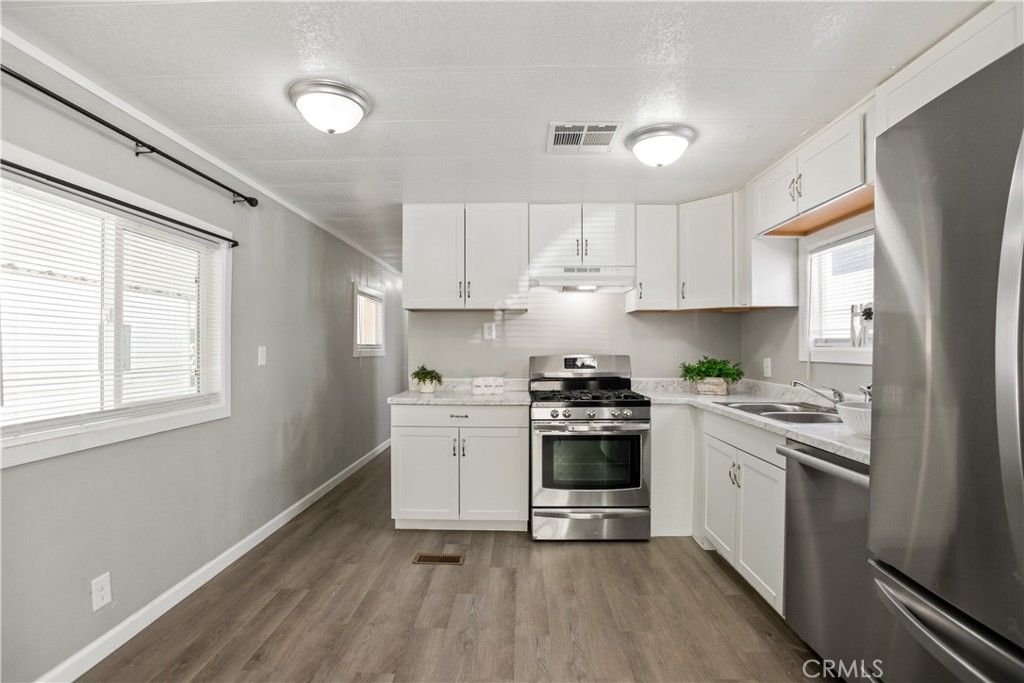 Image 3 of property listing at 826 E Route 66 12, Glendora, CA 91740