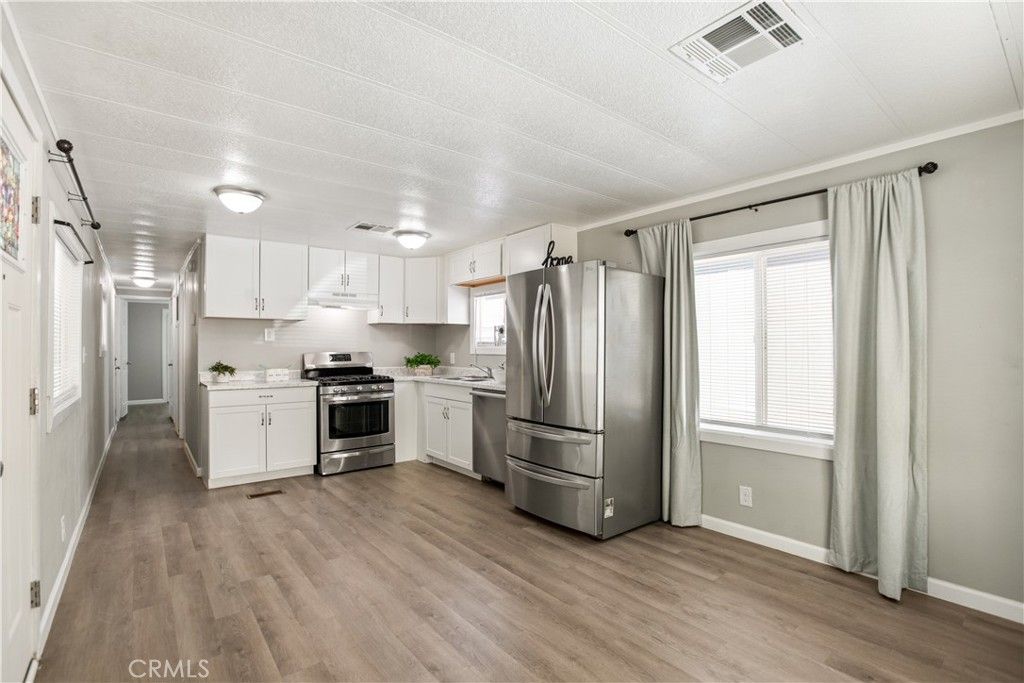 Image 4 of property listing at 826 E Route 66 12, Glendora, CA 91740