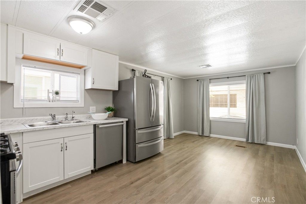 Image 5 of property listing at 826 E Route 66 12, Glendora, CA 91740