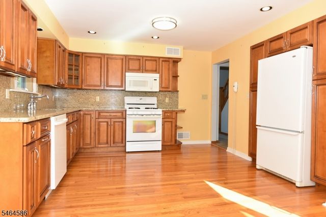 39 Jasper Rd, Fair Lawn Boro, NJ 07410