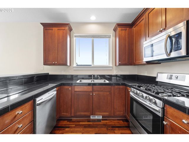 12818 Se MEADEHILL Ave, Happy Valley, OR 97086