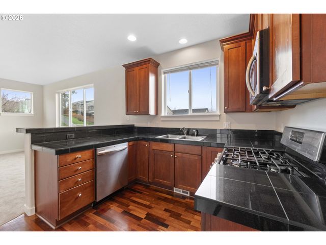 12818 Se MEADEHILL Ave, Happy Valley, OR 97086