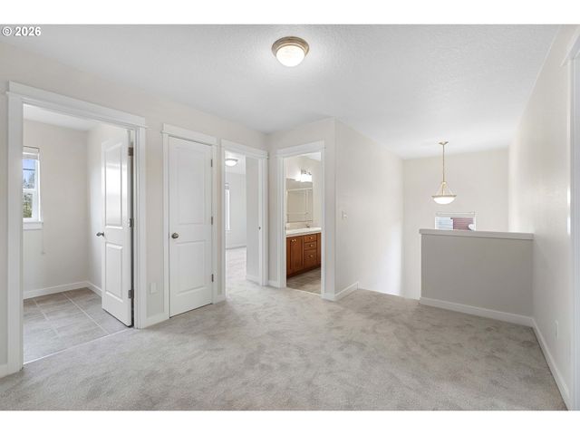 12818 Se MEADEHILL Ave, Happy Valley, OR 97086