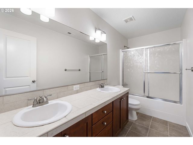 12818 Se MEADEHILL Ave, Happy Valley, OR 97086