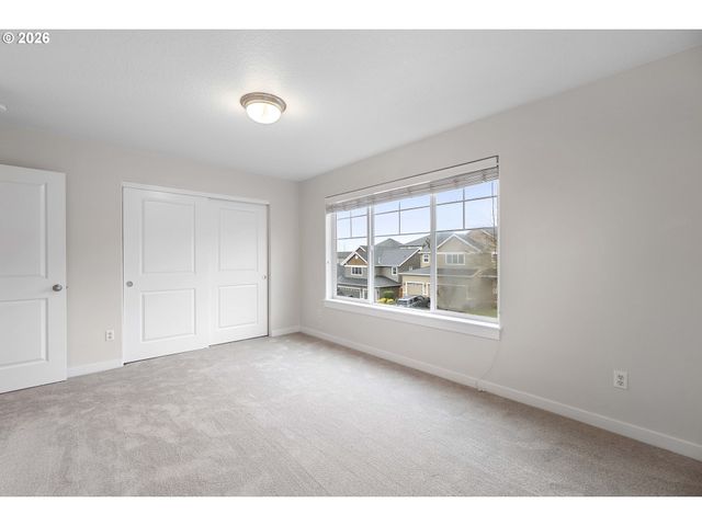 12818 Se MEADEHILL Ave, Happy Valley, OR 97086